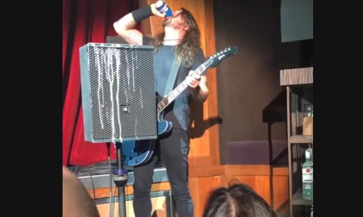 Dave Grohl valt van het podium tijdens show in Las Vegas Dave Grohl valt van het podium tijdens show in Las Vegas